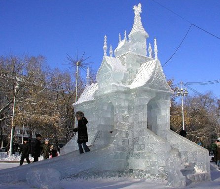 заработок на народных забавах – постройка снежной крепости