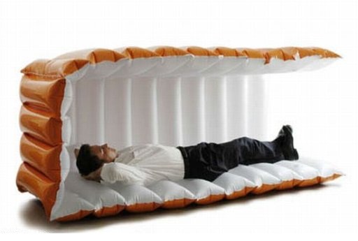 Как увеличить площадь комнаты с помощью мобильной кровати.